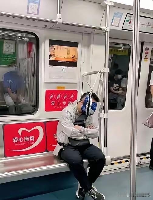 大哥是早上起来太早，还没睡够吧[呲牙]
