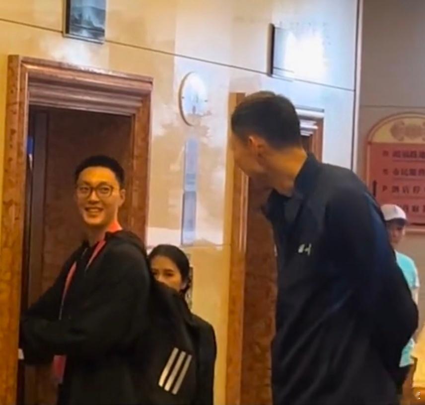 老友相见！胡明轩和杜锋指导在酒店遇到周琦啦，是不是在吐槽番薯头的新发型哈哈[嘻嘻