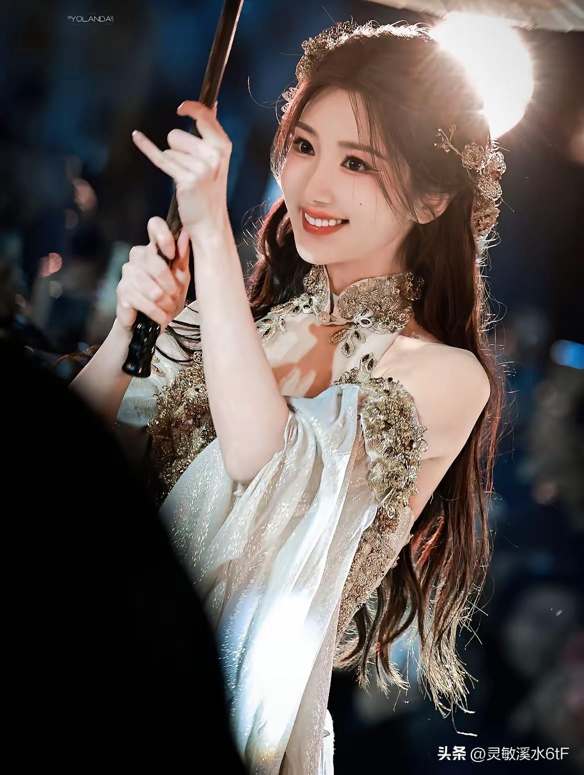 元宵节夜晚本来是去凑热闹的，结果被现场的惊喜给闪到了。毛晓彤竟然空降这里，真的太