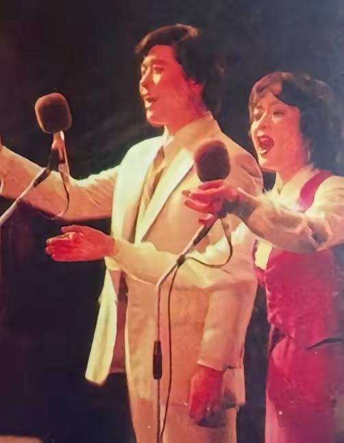1997年，知名歌唱家谢莉斯在日常用餐时，突然感觉嘴巴麻木，不受控制的歪向一边，