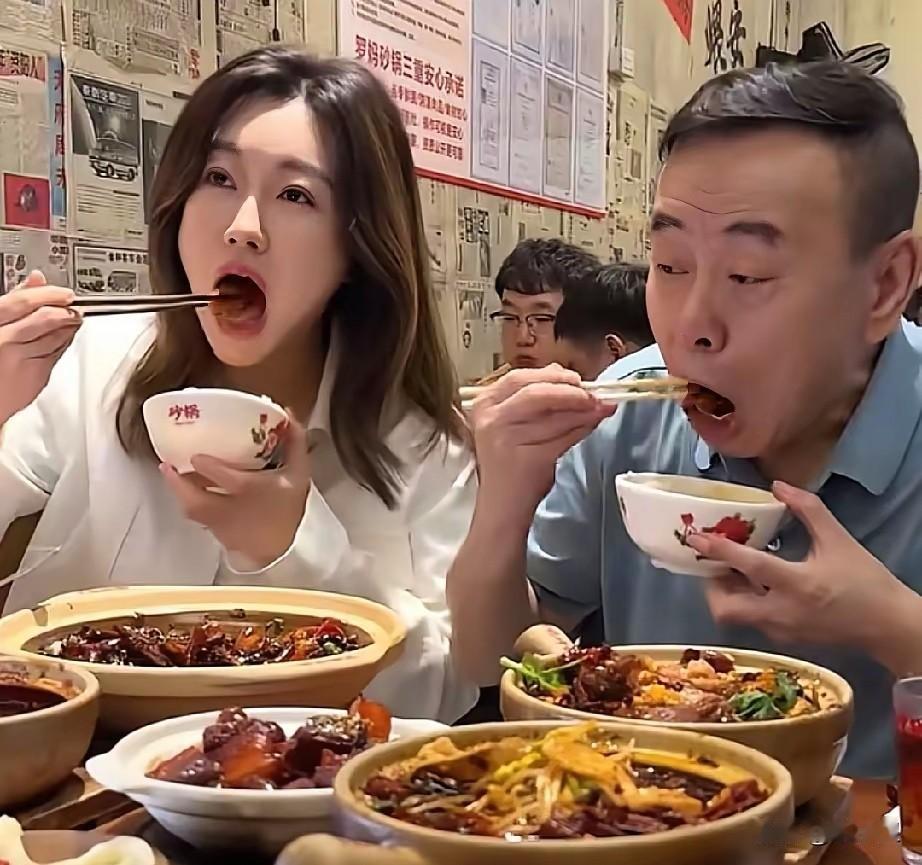 有网友饭店偶遇潘长江和女儿就餐，看老潘胃口不少，2人4锅
