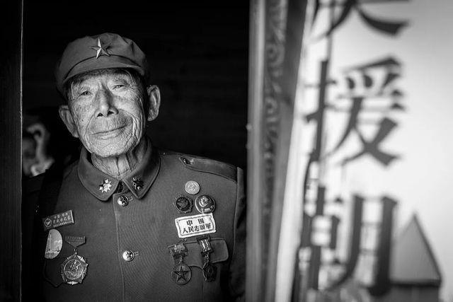 1986年，两名记者到四川万县采风，途中口渴难耐，遂敲开一户老农的院门求水。
