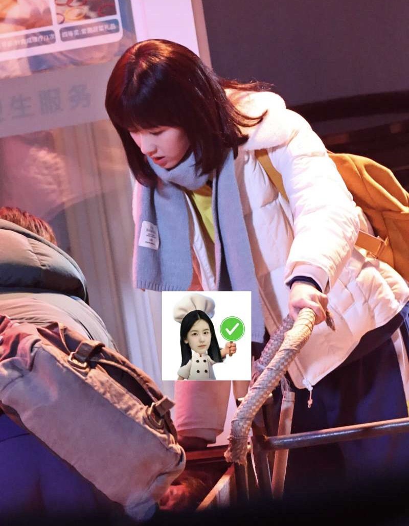 是热心市民余小九顶着个妹妹头吭哧吭哧推三轮车（？）救人中陈都灵余九琪 陈都灵冬风