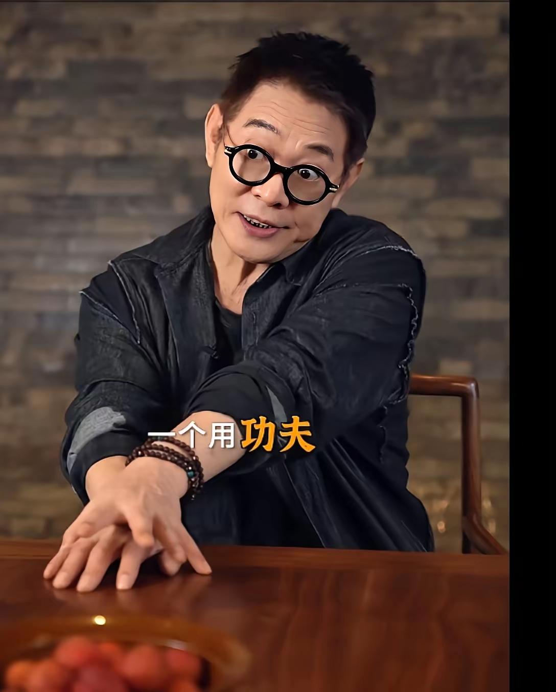 现在的美颜太强大了，
60多岁的李连杰乍一看，
像个30岁的年轻人，
但是仔细看