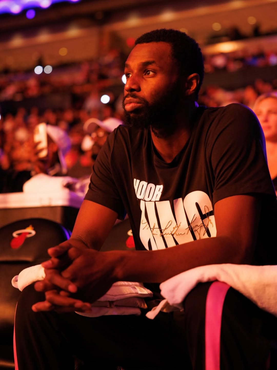 明日对阵湖人伤病报告：出战成疑（50%概率）：哈克斯大概率出场（75%概率）：阿