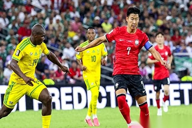 韩国队这回，硬生生把自己逼到了悬崖边。
原本打平南非就能晋级，结果0比1输球，拿