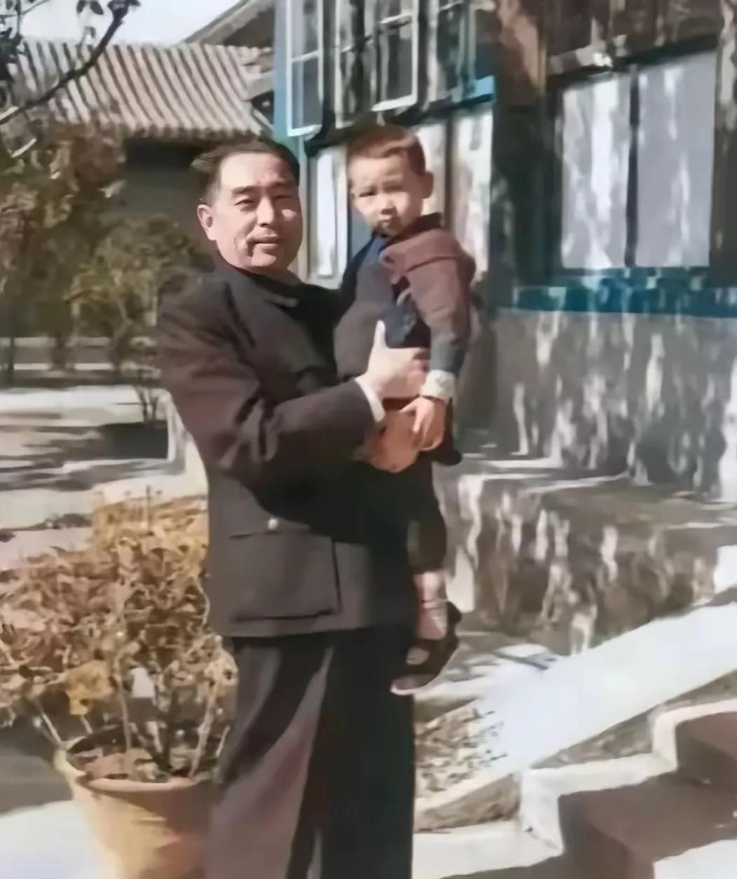 一张珍贵的老照片。
这位小朋友是多么幸运，能让周来总理抱在怀里，当年的小朋友，如