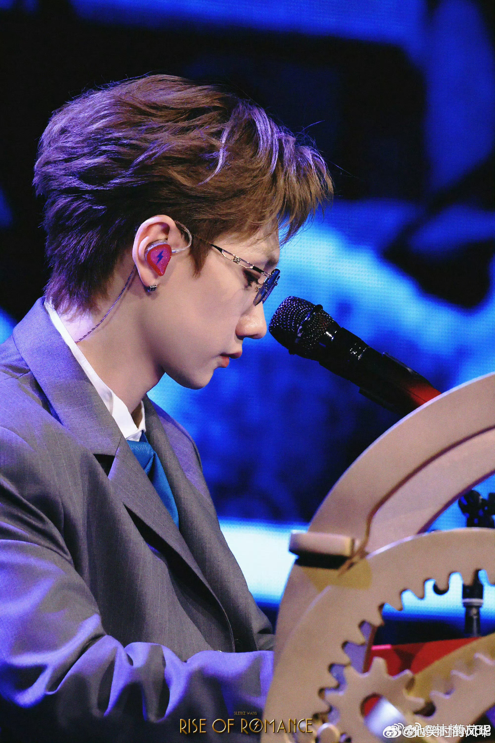 汪苏泷你怎么把人素龙顺走了谁能想到舞台上深情的汪苏泷，私下这么有梗，顺走素龙的小