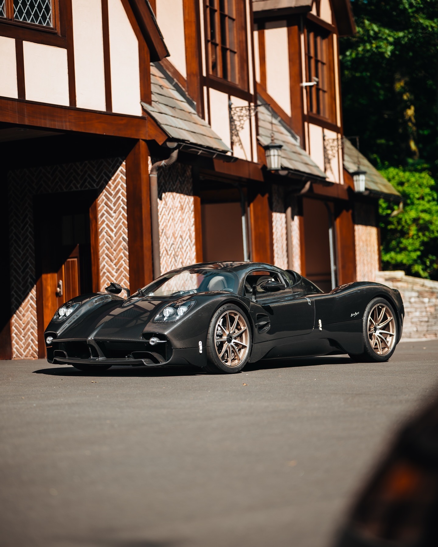 Car时尚[超话]  早安！喜欢哪台？Bugatti EB110 Super S