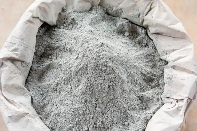 水泥是现代城市最不起眼，却最离不开的材料。2023年中国水泥产量约16亿吨，平均