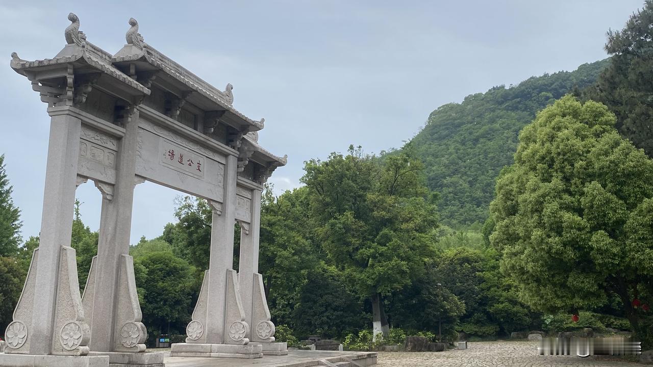 大阳山的巨石题字“吴之镇”，为明代礼部尚书、苏州第二位状元吴宽亲笔字。意思是阳山
