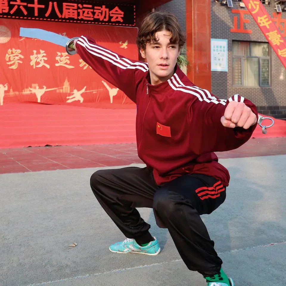 【18岁保加利亚王子从少林寺结业 外媒关注，“释秒天”练青龙刀吃素食】当地时间1