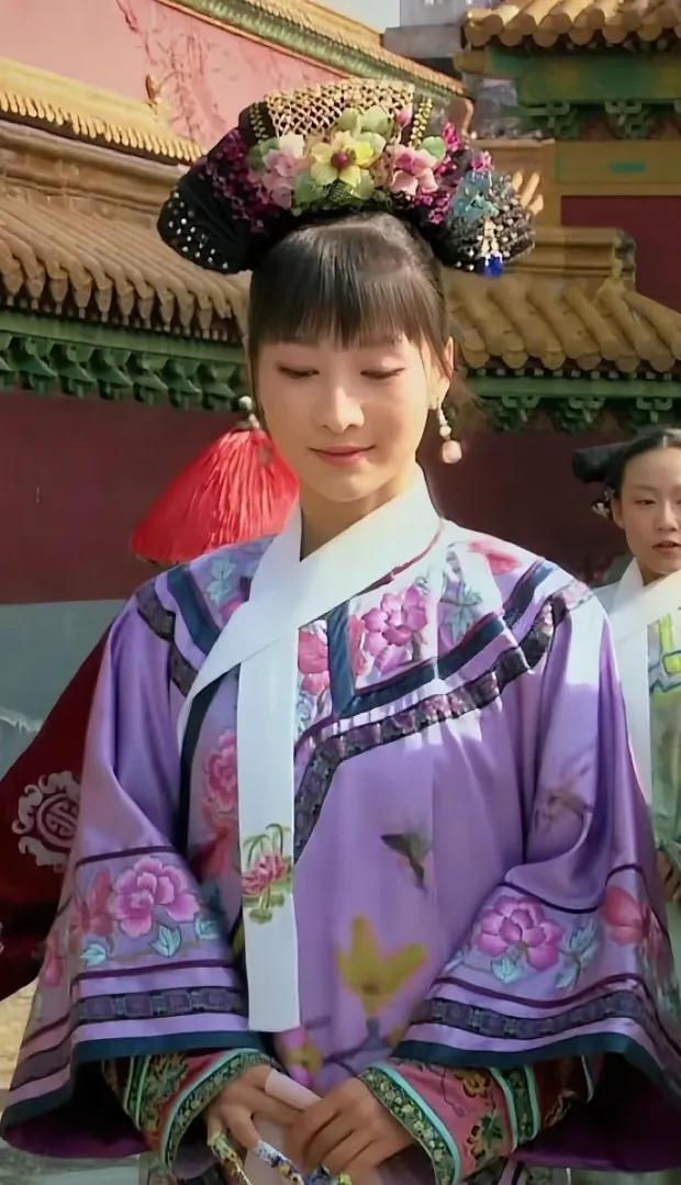 安陵容宠妃时期那支点翠旗头，估计好多人都没印象吧？毕竟只出场过两次，时间还特短。