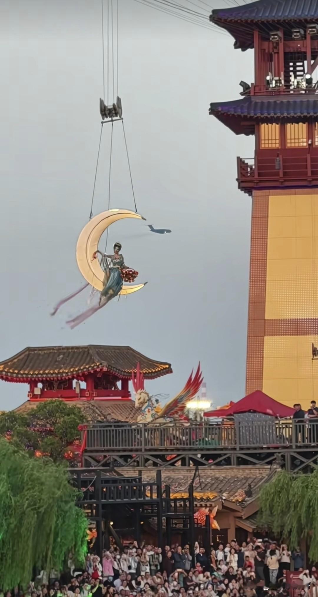 下面是人潮涌动，上面是“国之重器”运-20飞过