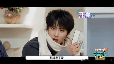 刘耀文用盒子挡手机刘耀文演我上学玩手机 刘耀文完美复刻上课玩手机！盒子一放，世界