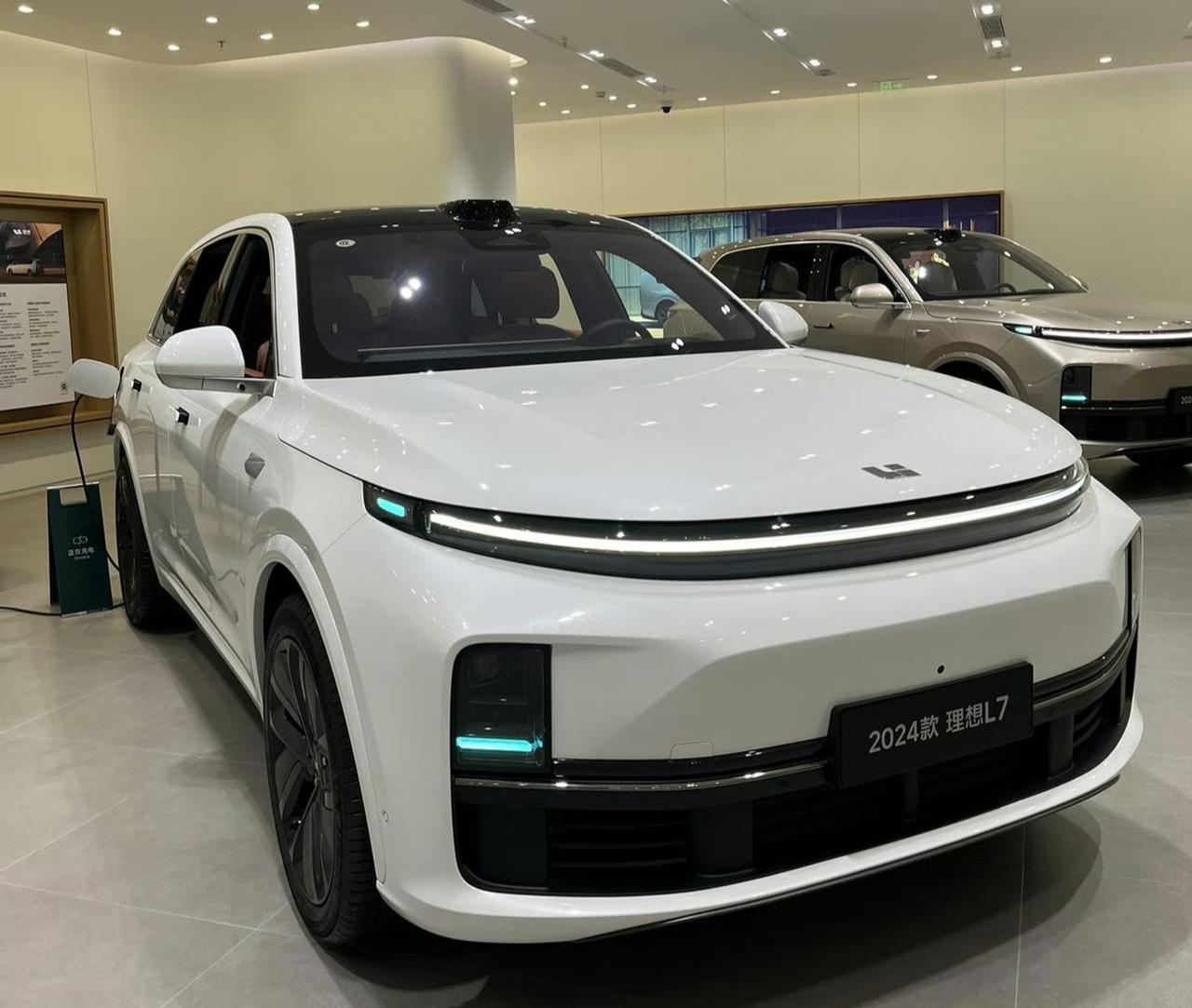 理想汽车急关100家门店，核心商超店遭砍，是收缩还是战略换挡？
 
新能源圈开年