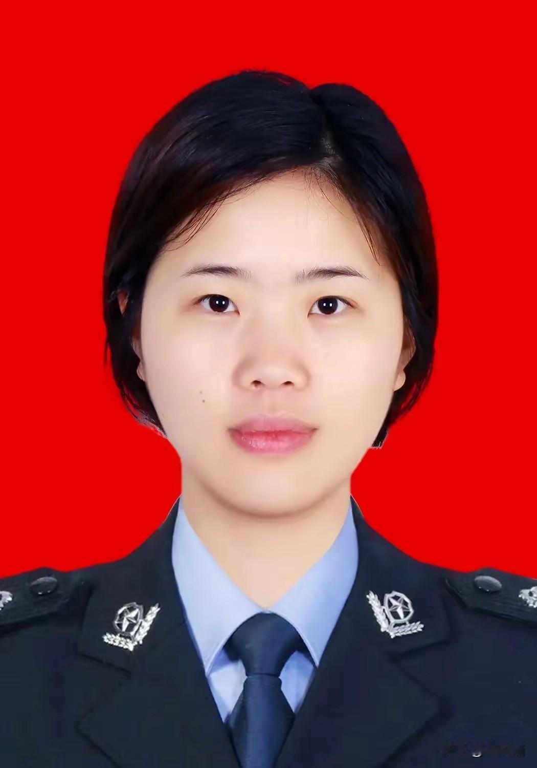 95后女警罗慧琳：以无畏护山河，以温柔暖人心
 
罗慧琳，1995年3月生，中共