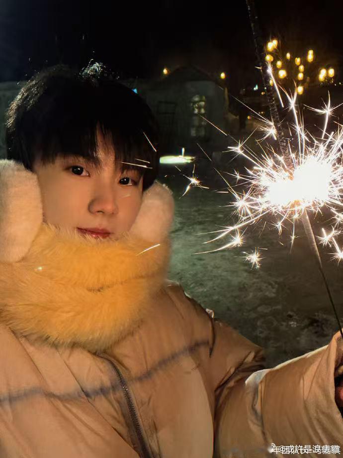 马嘉祺新剧杀青放烟花 马嘉祺成年后首部男主剧《我们生活在南京》终于杀青了，真是太