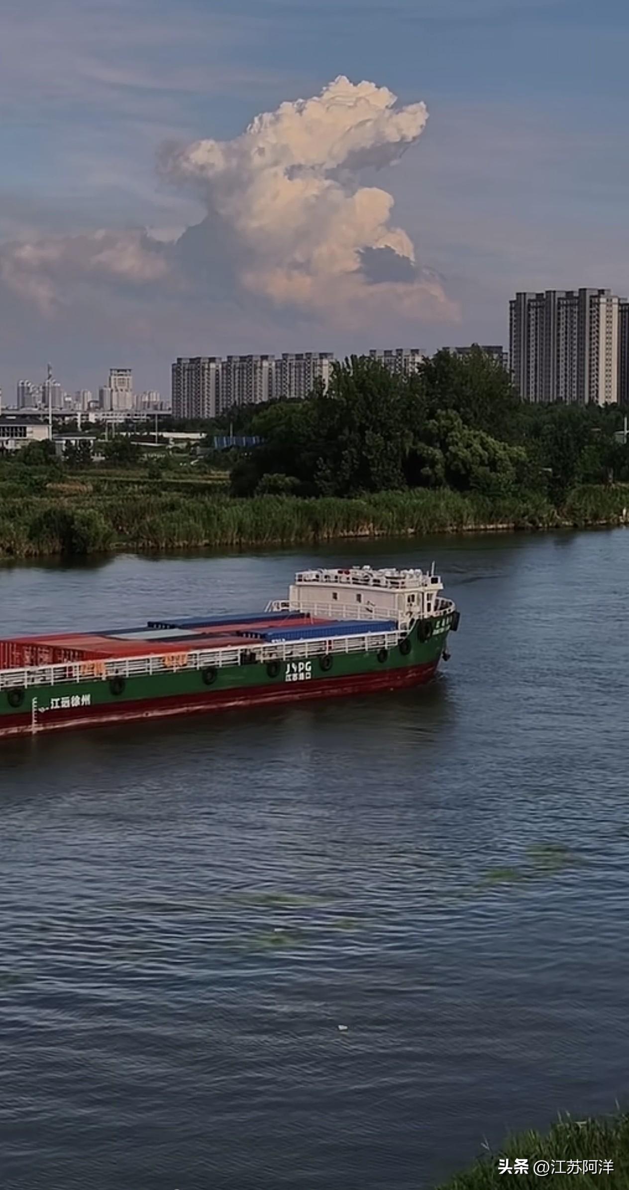 家乡是邳州
    京杭大运河穿城而过，千吨级轮船浩浩汤汤，碧水荡漾，高楼林立，
