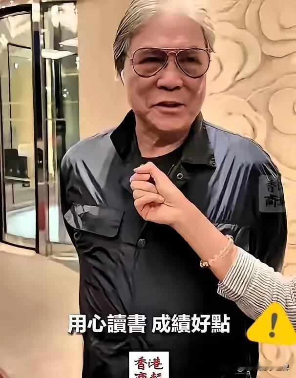 霍震霆对子孙的期待让人意外！

78岁的霍震霆，在阅兵结束后接受采访，谈到对子孙