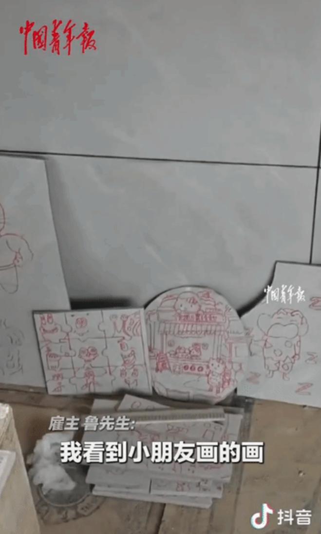 云南贴瓷砖夫妻在住户家干活，小女儿蹲在角落，把废弃的瓷砖边角料当画布。圆珠笔勾线