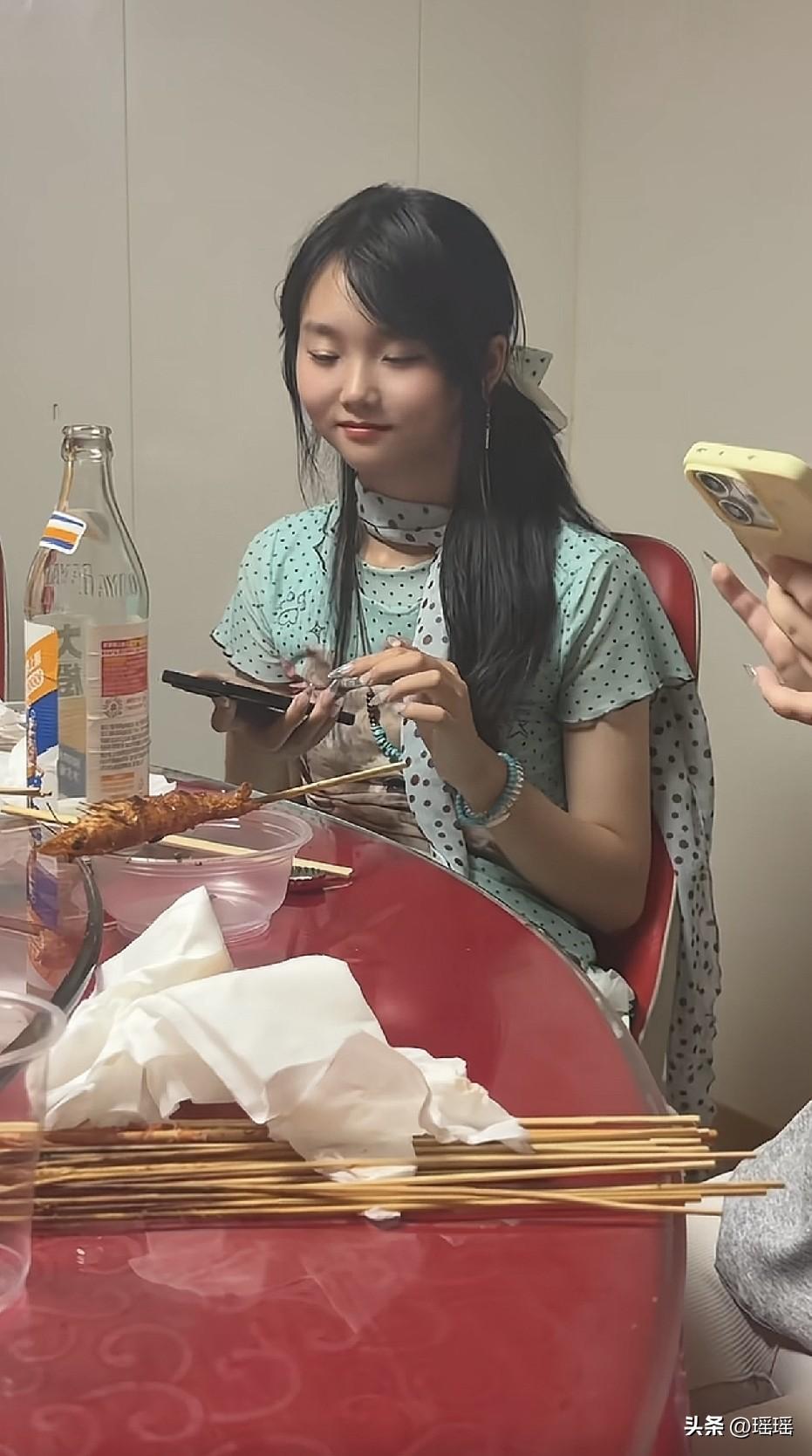 女儿这么漂亮，那妈妈一定也是个美人