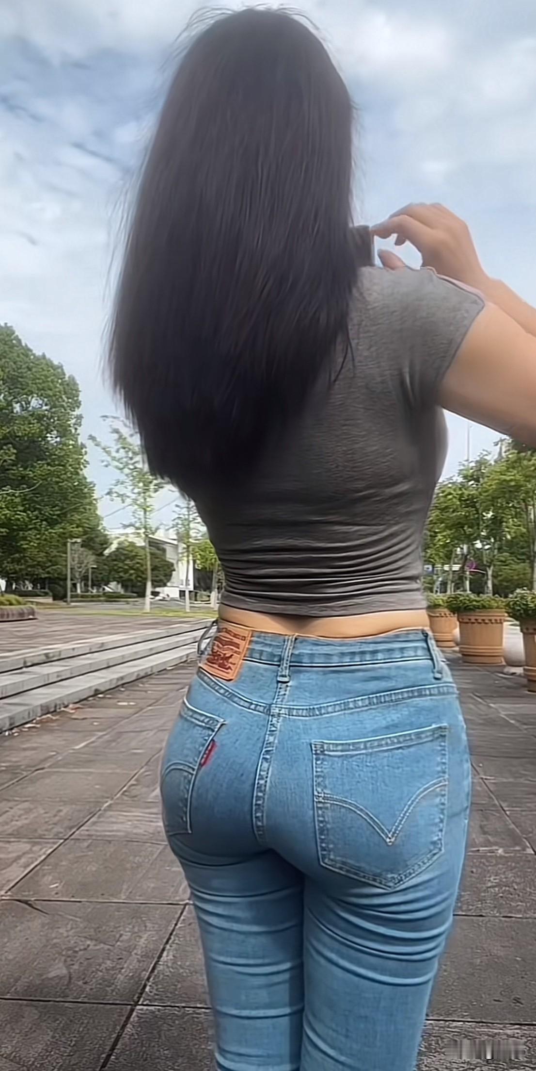 前几天收拾旧相册，翻到一群老哥们凑在一块撸串的照片，突然就有点感慨。
那时候我们