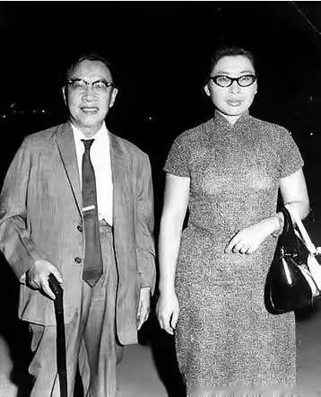 1956年，国学大师钱穆，61岁时三婚迎娶胡美琦。新婚夜，他盯着如花似玉的娇妻，