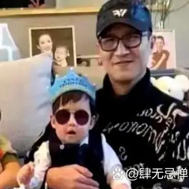 头发被海风吹乱了，也没戴墨镜。
他一只手抱着孩子，另一只手提着个装饮料的小袋子。