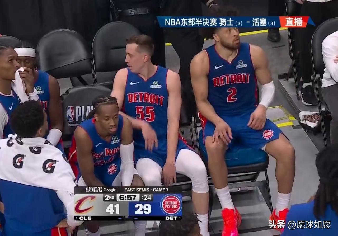 东部抢七大战打成个这样子，简直哭笑不得，最后几分钟活塞骑士两个队都换上了叫不出名