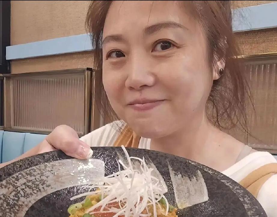 60岁梅小惠素颜近照曝光，单身至今难忘旧情
 
     老牌TVB艺人梅小惠淡