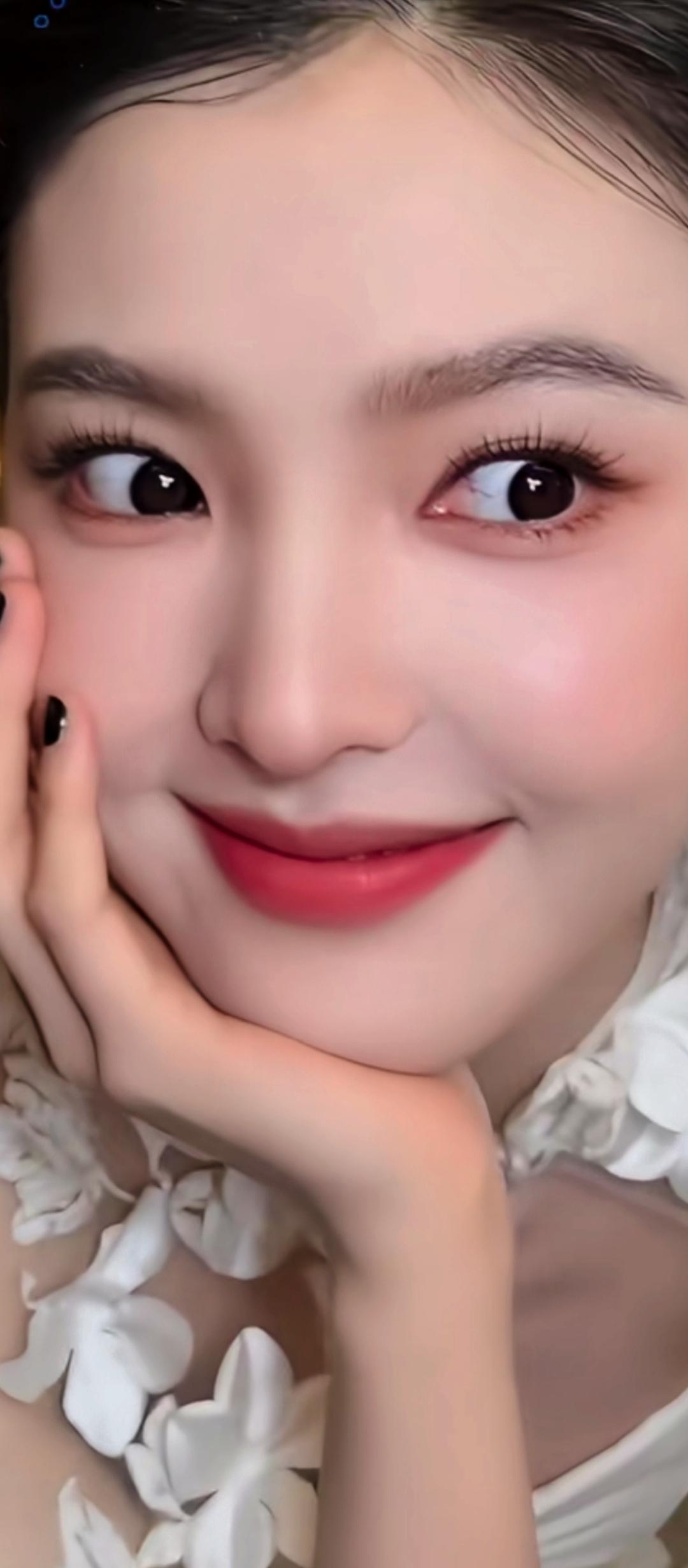 甜美微笑，花海中的温柔女神🌸💖