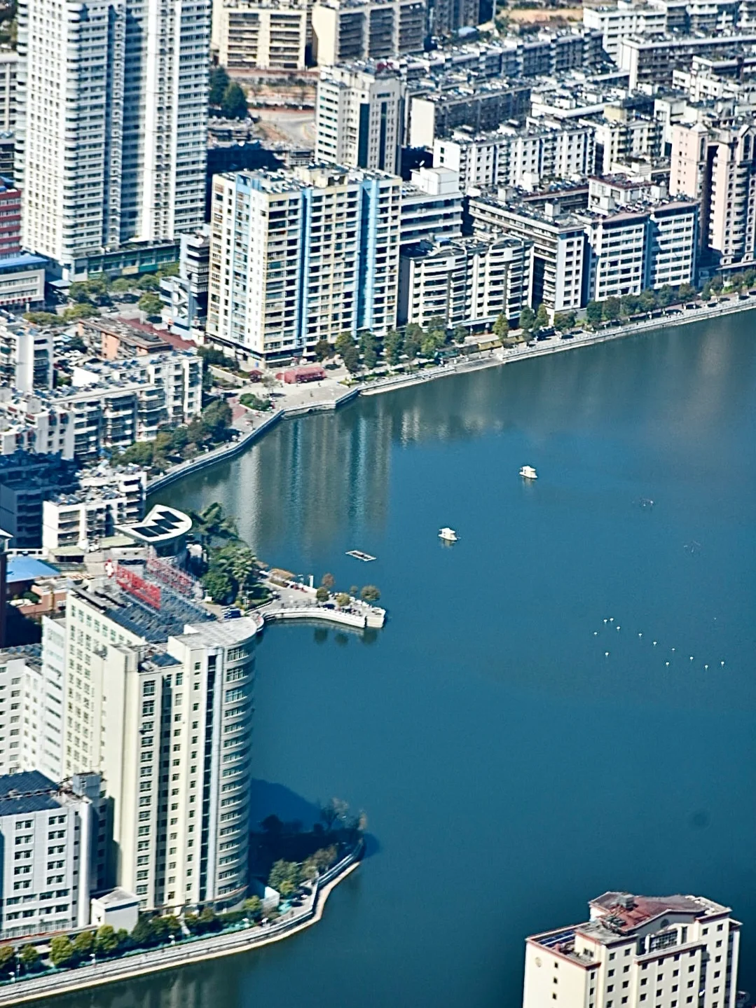 城建小香港，房价赶鹤岗，云南大山的养老小城