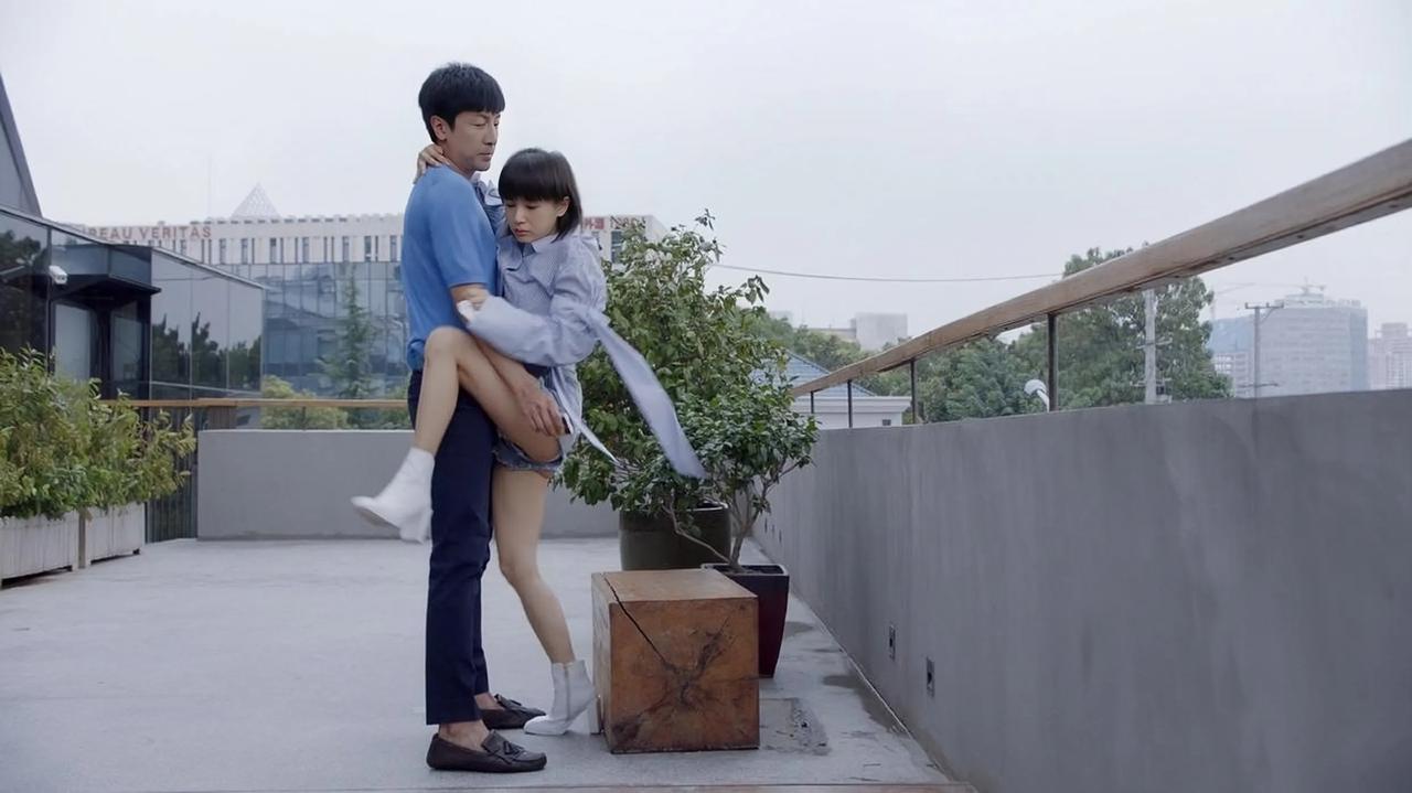 有“骑跨癖”的王子文，外表娇弱、内心狂野，男演员都喜欢吃这一套。
王子文好像拍戏