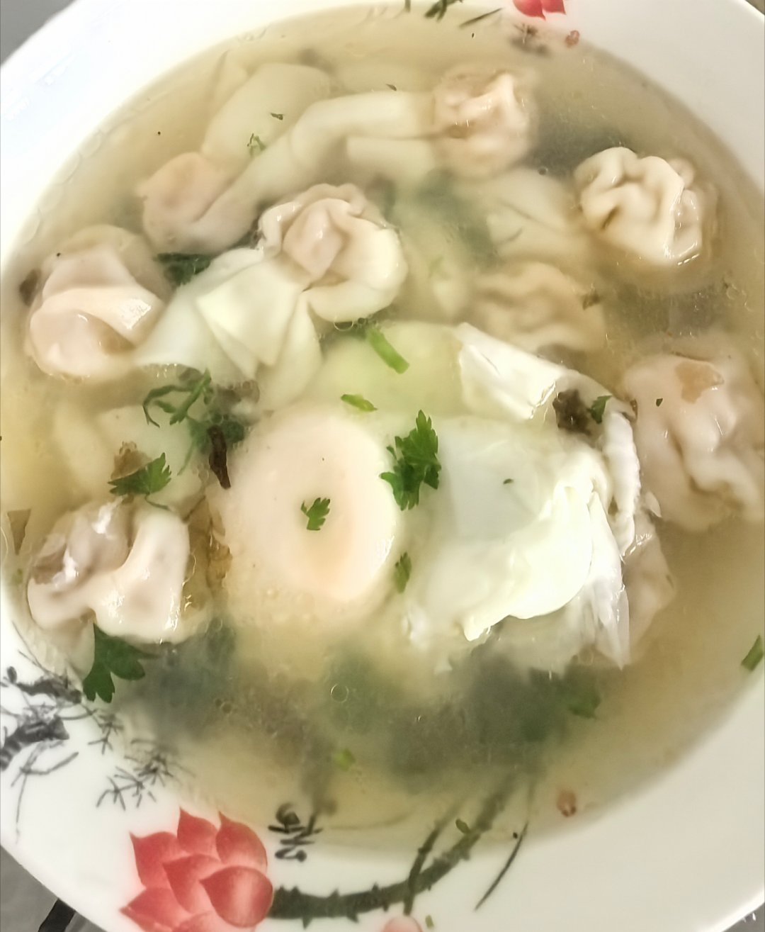 早安周末愉快呀～今日早餐来份小馄饨吃，加个水煮鸡蛋，完美～ 