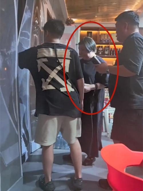 德云社董事长王惠带着小儿子郭汾阳五台山游玩被网友偶遇，照片、视频被晒出。王惠一身