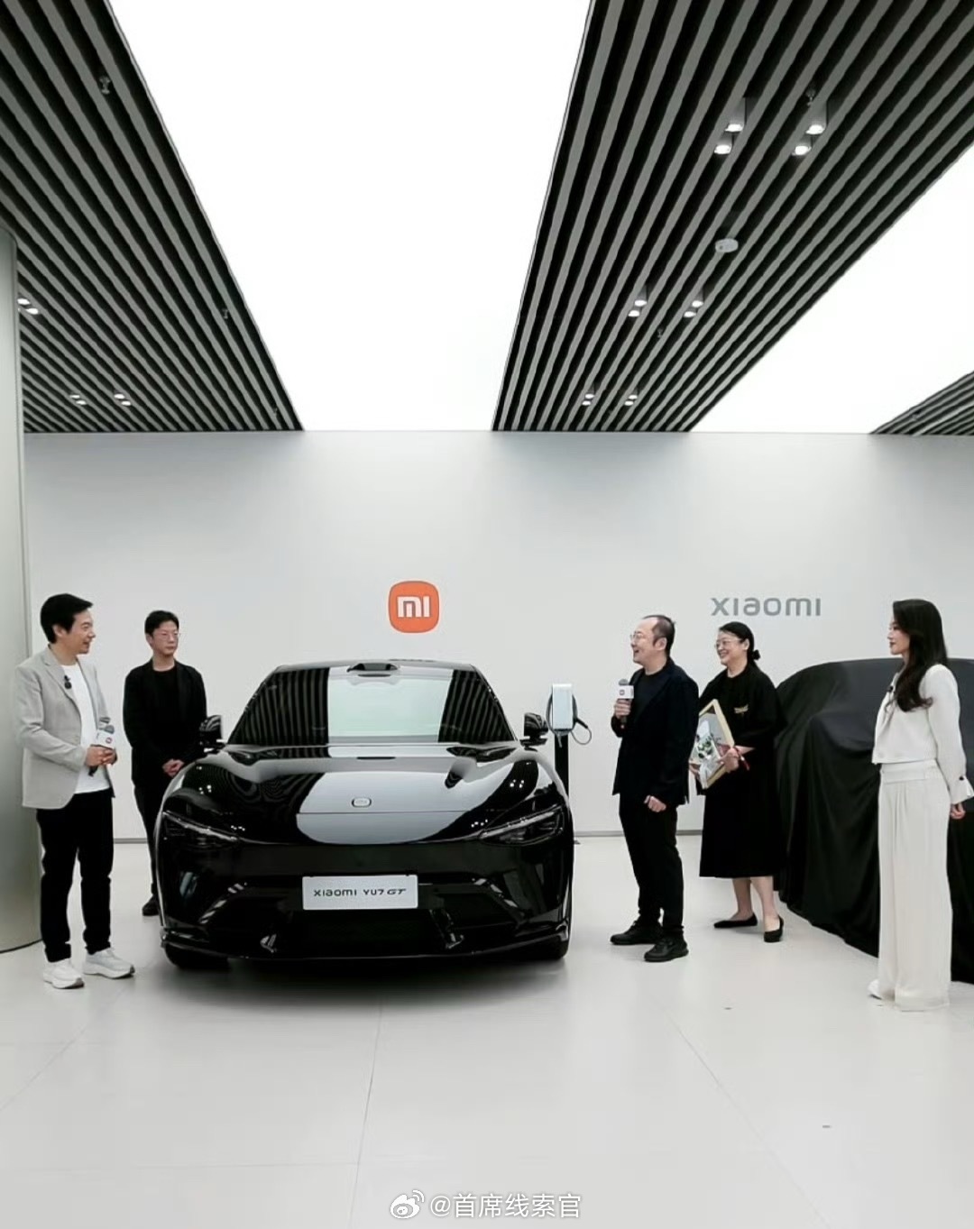 雷军与舒淇一起直播交车，首批 6 台 YU7 GT 正式交付。 小米YU7GT3