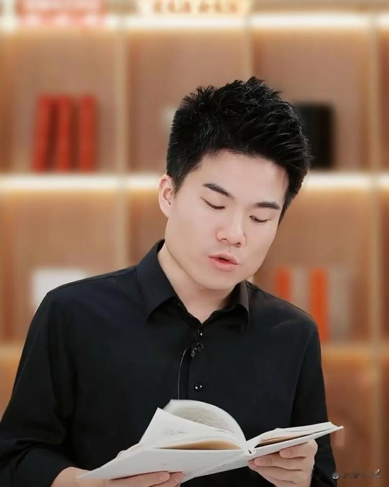 其实“与辉同行”捐款100万给香港这事，
已经不是第一次敢这么干了，
与辉同行成