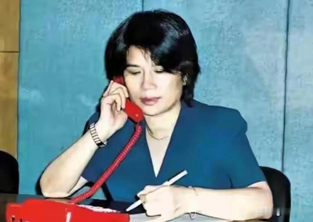 年轻时的董明珠颜值不低啊，像极了某影星。

那时候的她（图1），老公刚去世没多久
