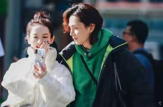 戚薇做AI李承铉妇唱夫随李承铉全力支持戚薇AI剧面对外界的各种声音，李承铉选择站