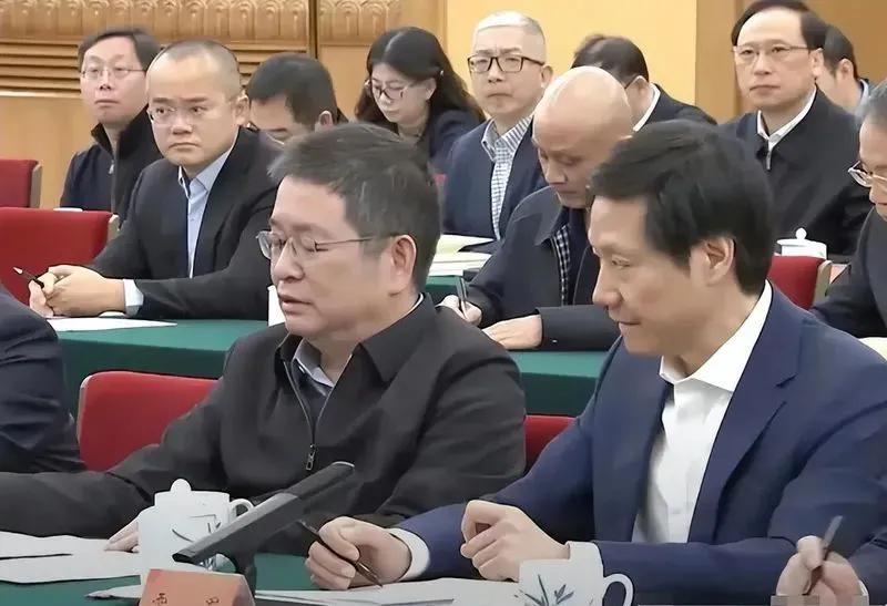 雷军在2月18号民营企业家座谈会上坐前排发言时的表情包太亮了，这眼神太逗了，有人