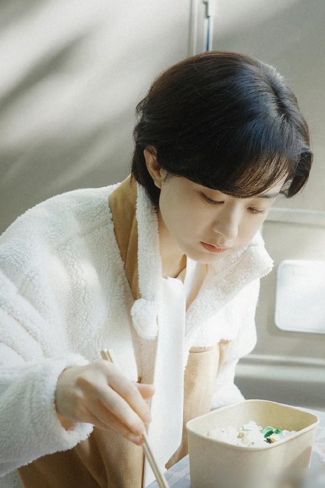 别再盯着赵丽颖的短发夸可爱了，那是她磨好的刀。
她不是在换造型，我告诉你，她是