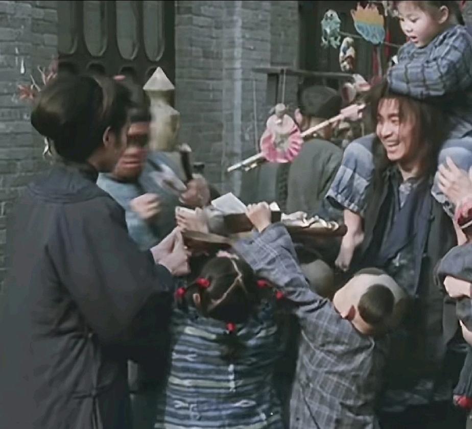 你知道吗，杨幂5岁就“打”过周星驰。
不是比喻，是真的在电影里扇了星爷一巴掌。