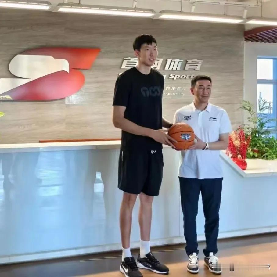 北京时间8月27日上午，一张周琦与北京首钢总经理张云松并肩合影的照片被公布，意味