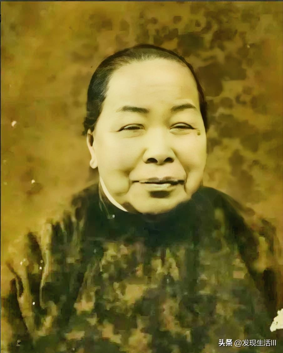 1949年蒋介石败退台湾前，专程回溪口看望年过八旬的蒋妙月夫妇，并留那么合影，这