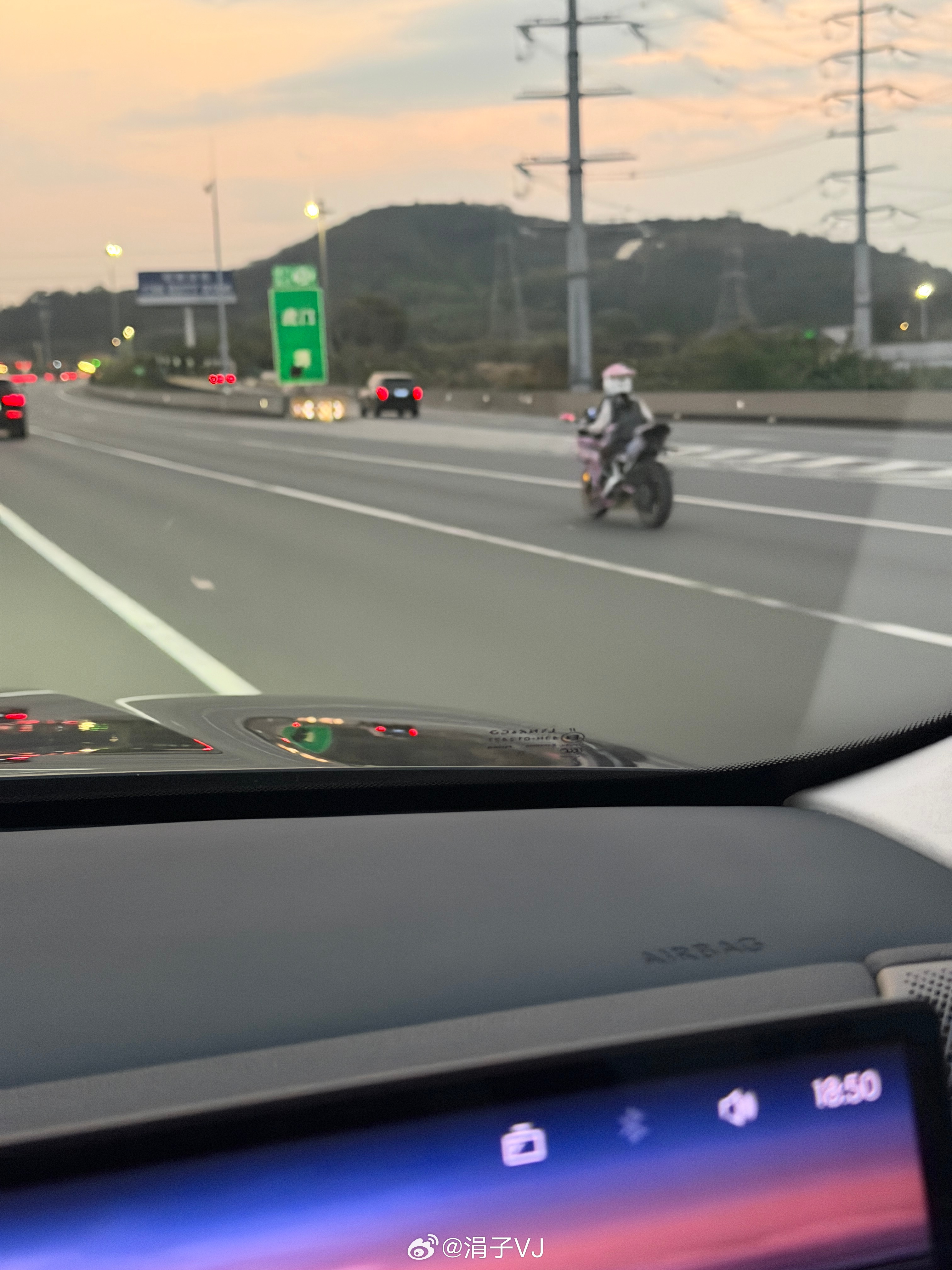 好担心她的安全，穿丝袜没护具骑摩托车………转向灯也坏了，我躺在按摩座椅上拍她，就