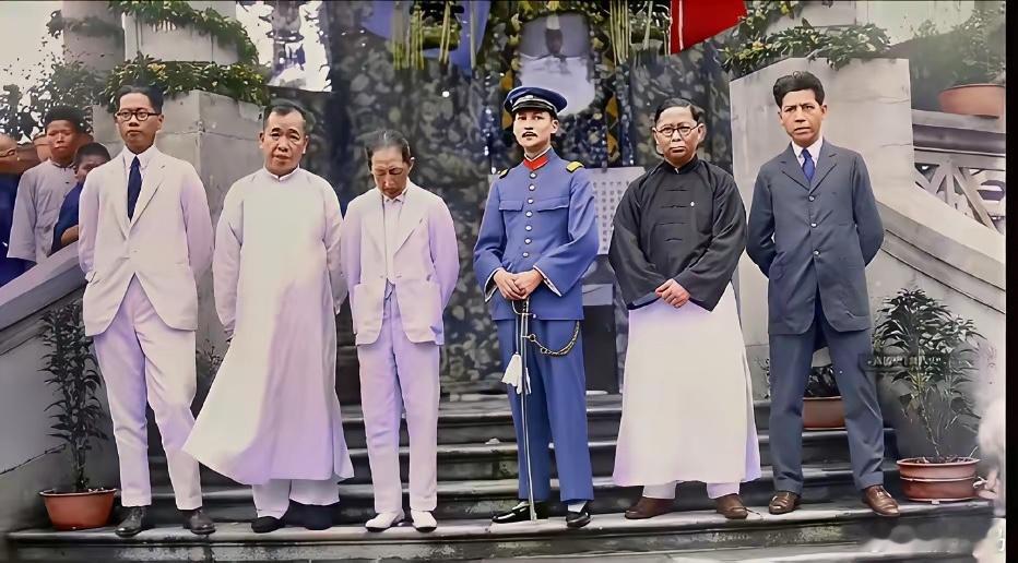 1925年在广州举行的孙中山追悼会上的一张留影，宋子文、古应芬、廖仲恺、徐崇志、