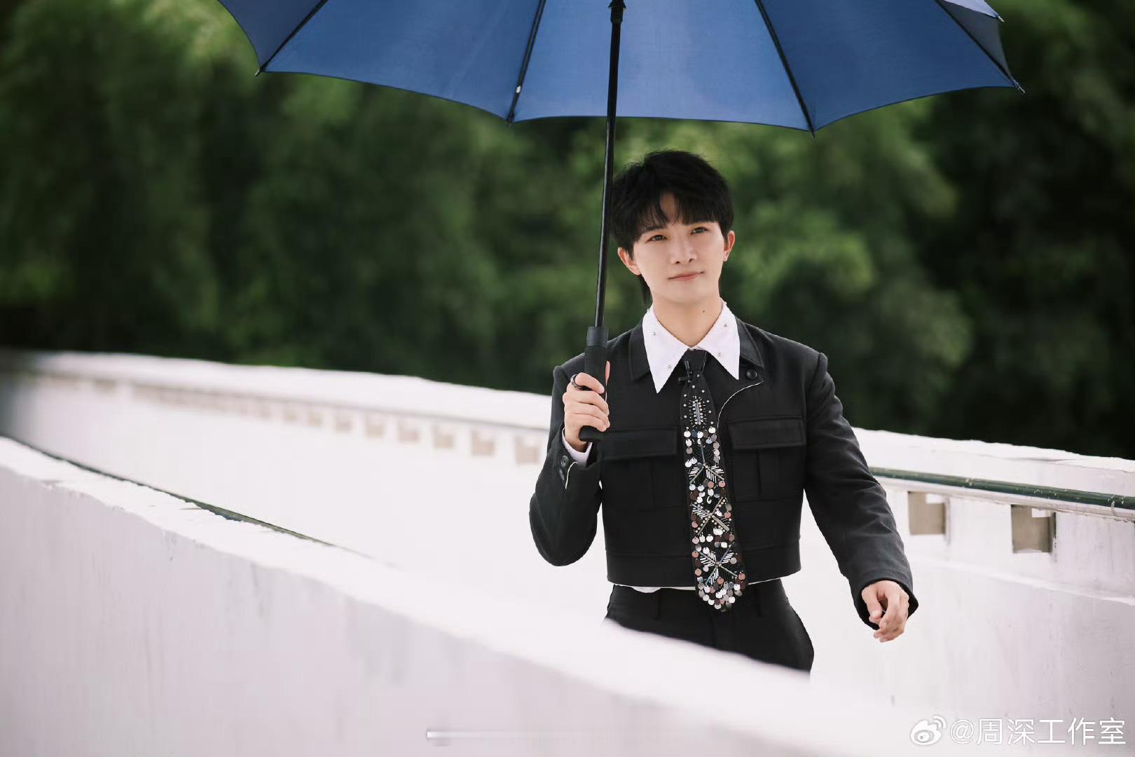 #不敢想薛之谦周深上一个音综# 周深简介只能看脸哈哈哈哈哈哈哈哈，和老薛凑到一起
