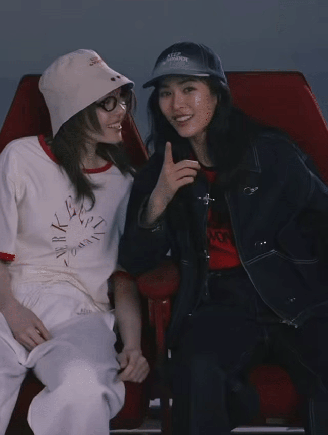 奥比坐的这个椅子和KW电影院概念短片里的好像哦👀 ​​​
