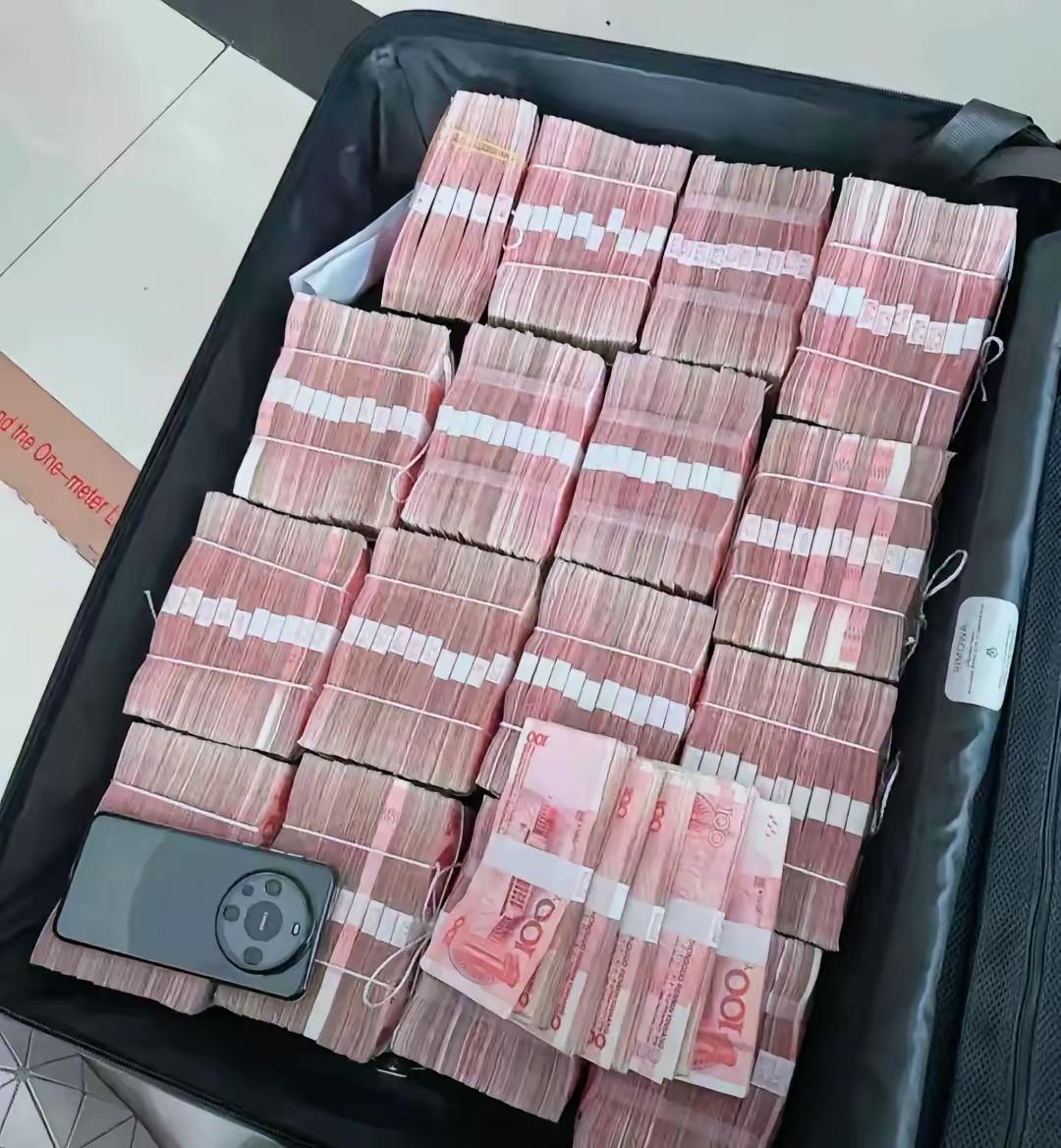 感觉天天说攒股吃股息的人就是自己骗自己，上市公司每年都会发布年度业绩预告，有的上